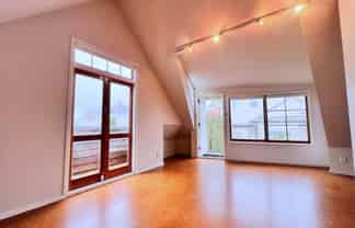 SMALL PRIVATE OFFICE - THREE LAMPS
