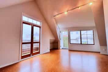 SMALL PRIVATE OFFICE - THREE LAMPS
