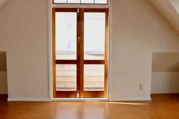 SMALL PRIVATE OFFICE - THREE LAMPS
