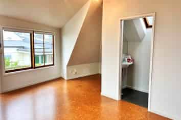 SMALL PRIVATE OFFICE - THREE LAMPS
