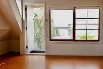 SMALL PRIVATE OFFICE - THREE LAMPS
