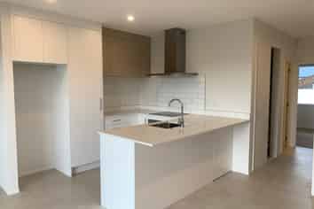 10/18 PARAONE CRESCENT "WAIATA SHORES", Takanini