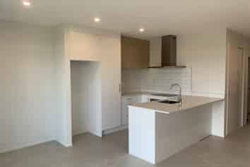 10/18 PARAONE CRESCENT "WAIATA SHORES", Takanini