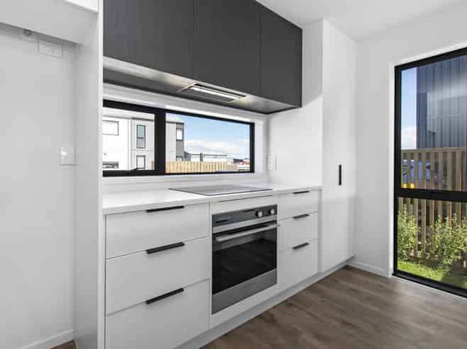 82 Jacks Landing Drive, Hamilton Lake