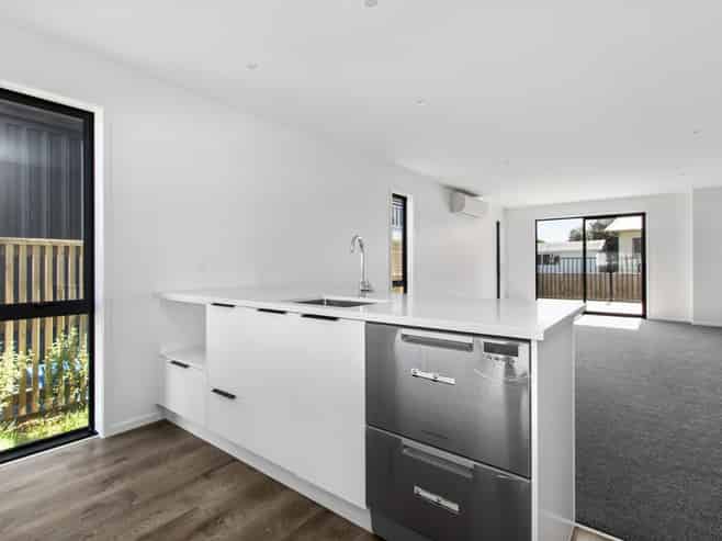 82 Jacks Landing Drive, Hamilton Lake