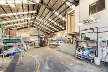 PETONE WAREHOUSE WITH TENANCY