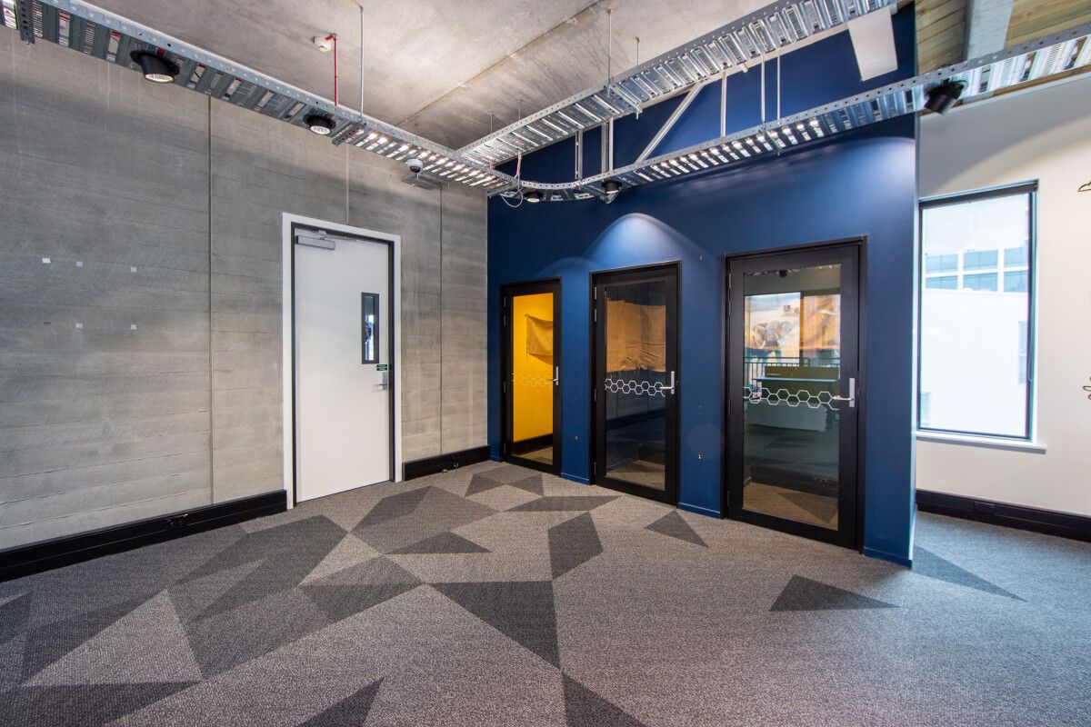 Light-Filled, North-Facing Office in SALT District – pohled 5