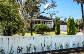25 Alison Road, Surfdale