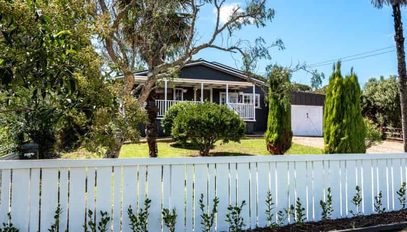 25 Alison Road, Surfdale