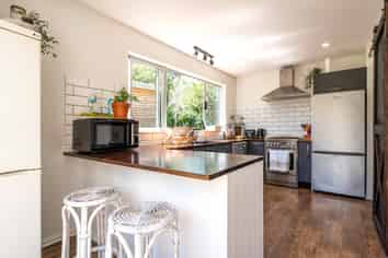 25 Alison Road, Surfdale