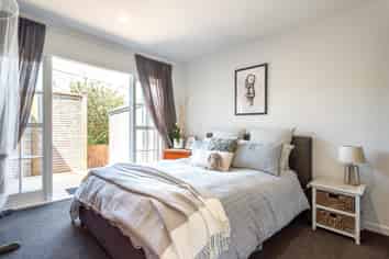 25 Alison Road, Surfdale