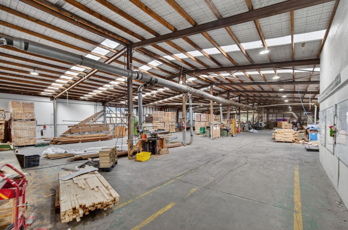 Large well price warehouse, office + yard - Aktar