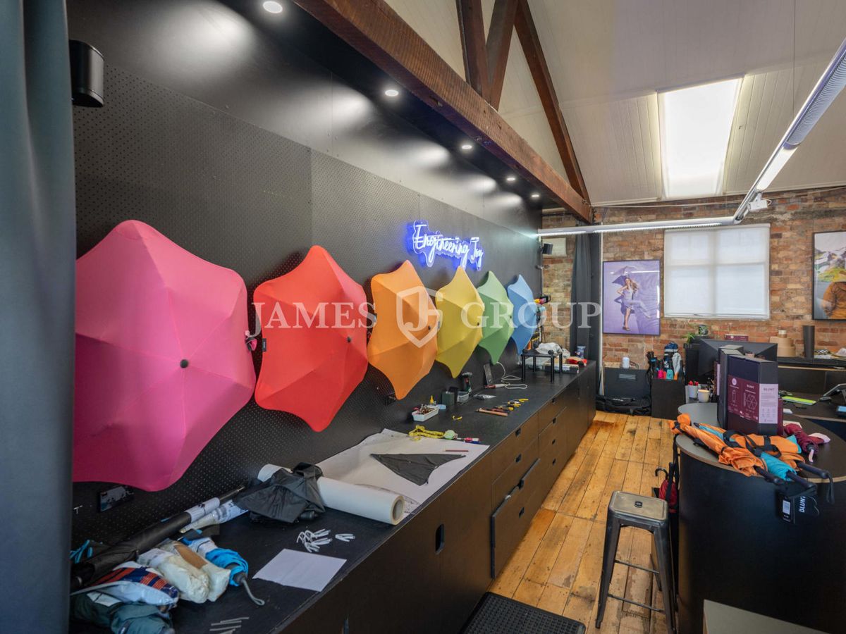 CHARACTER OFFICE WITH EXPOSED BRICK IN NEWMARKET - Mehr
