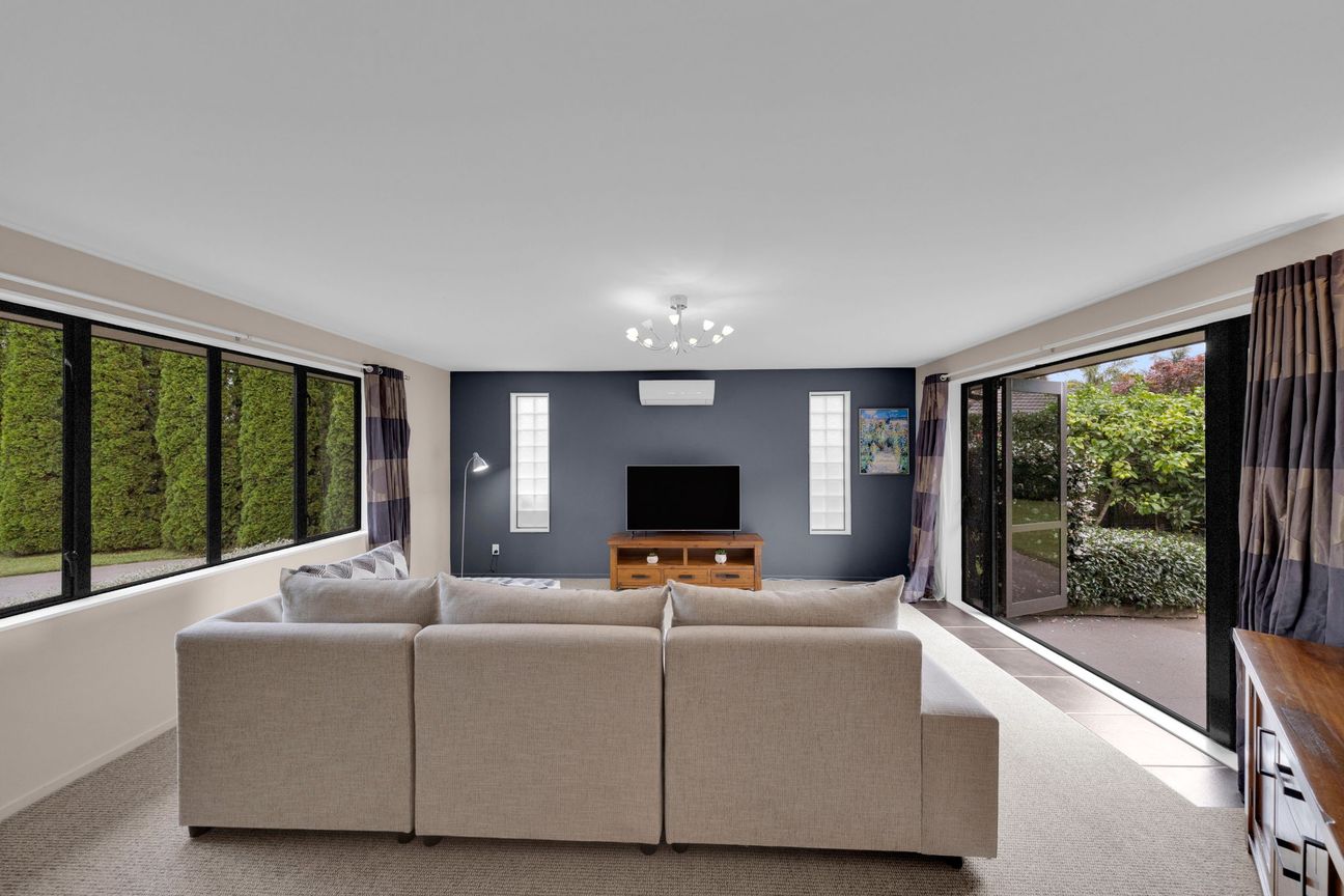 Spacious Family Living in Huntington - Vista 5