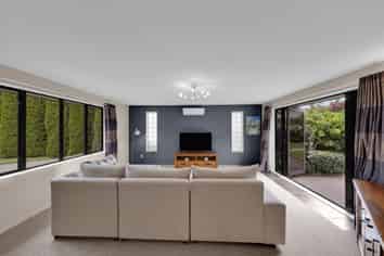 48 Wiltshire Drive, Huntington