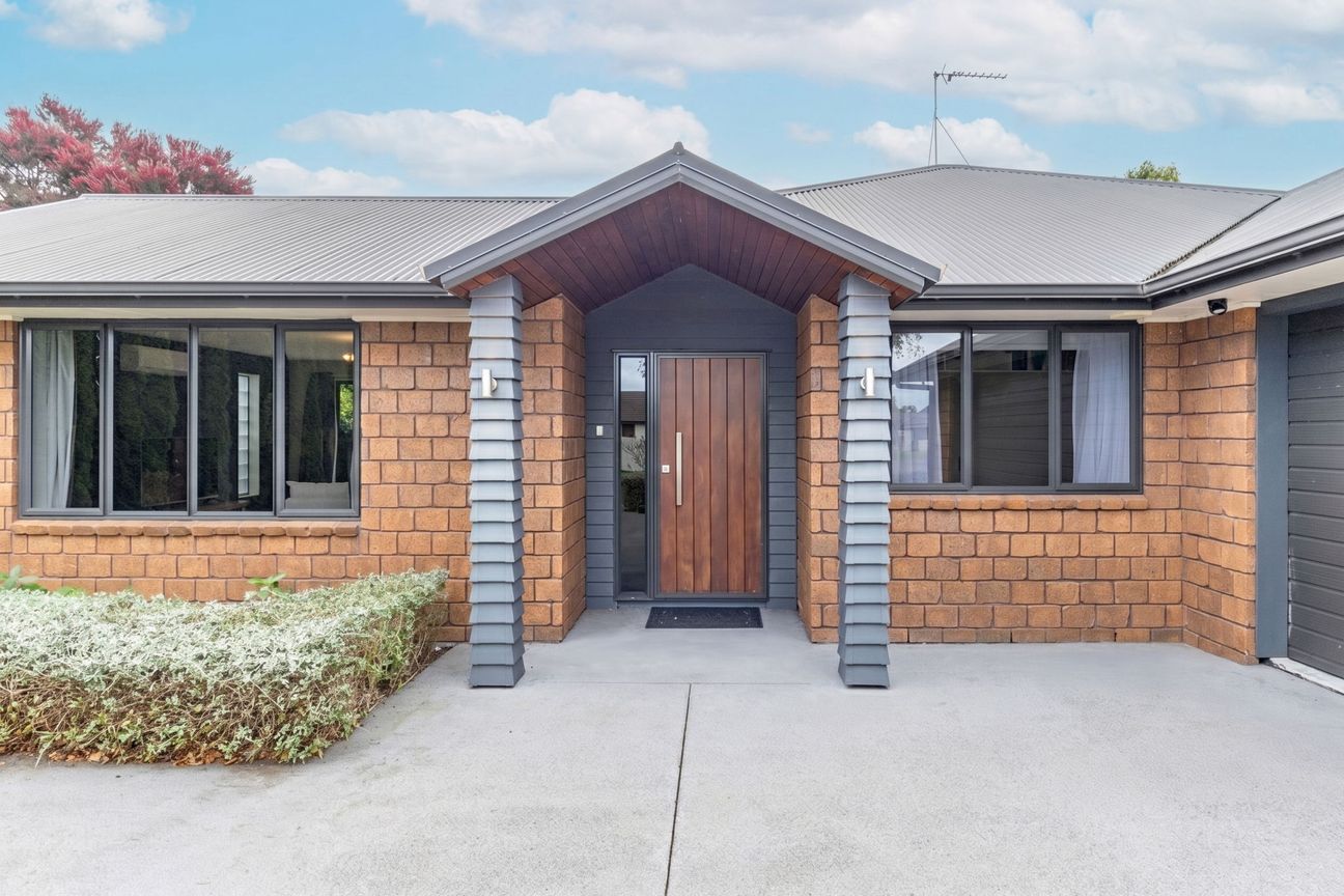 Spacious Family Living in Huntington - Vista 2