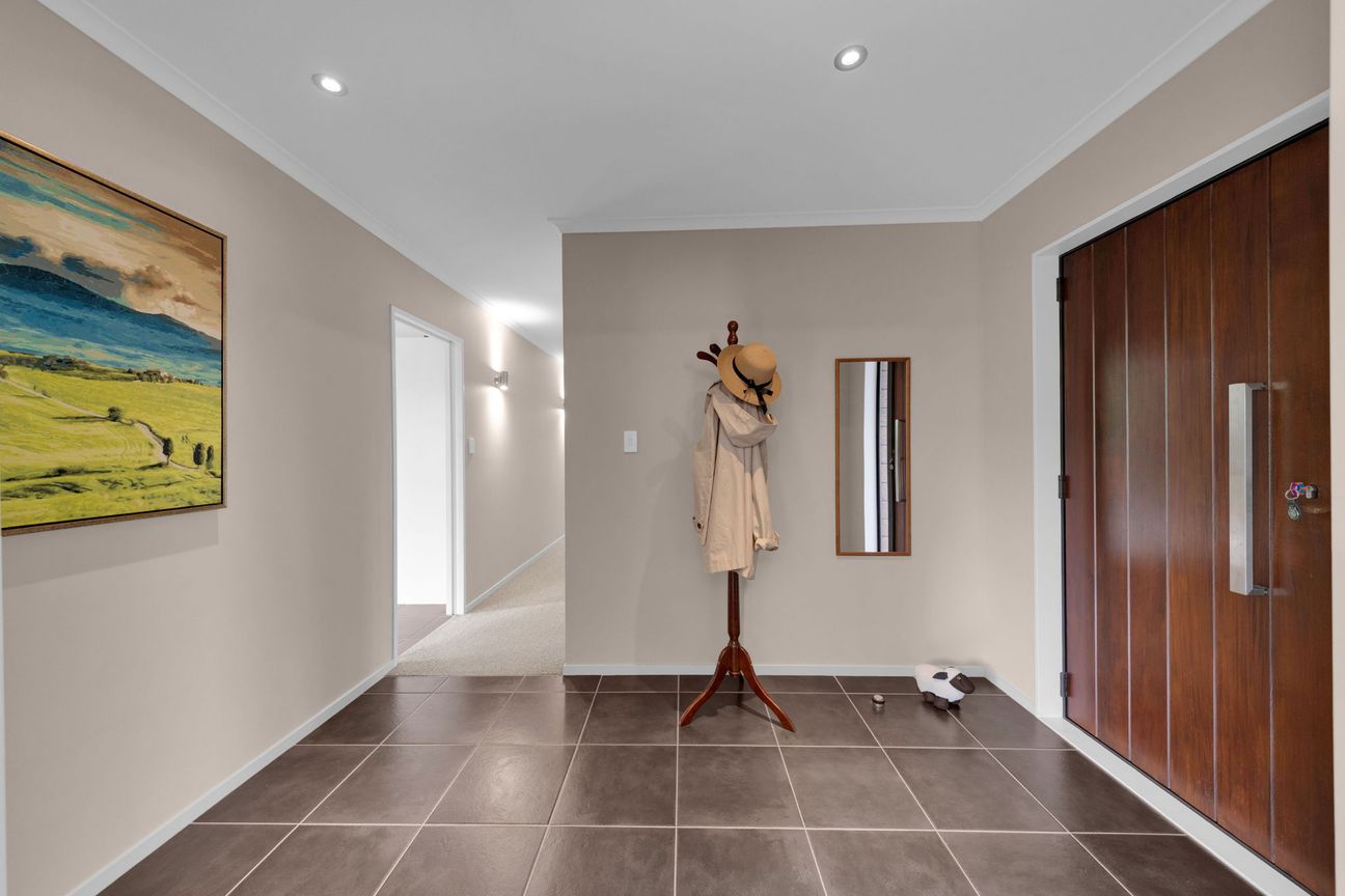 Spacious Family Living in Huntington - Vista 3