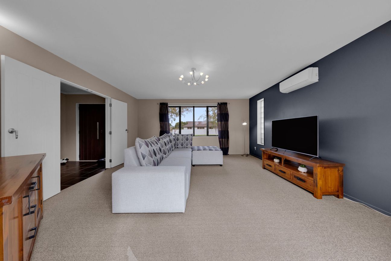 Spacious Family Living in Huntington - Vista 4
