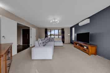 48 Wiltshire Drive, Huntington