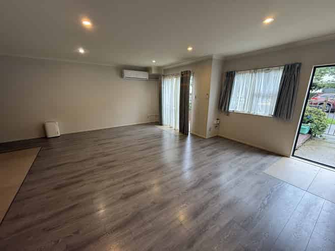 8 Triumph Road, Flat Bush