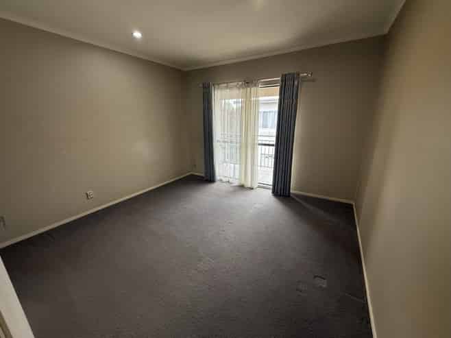 8 Triumph Road, Flat Bush