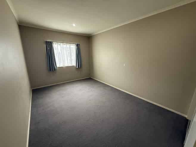 8 Triumph Road, Flat Bush