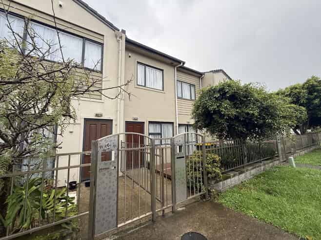 8 Triumph Road, Flat Bush