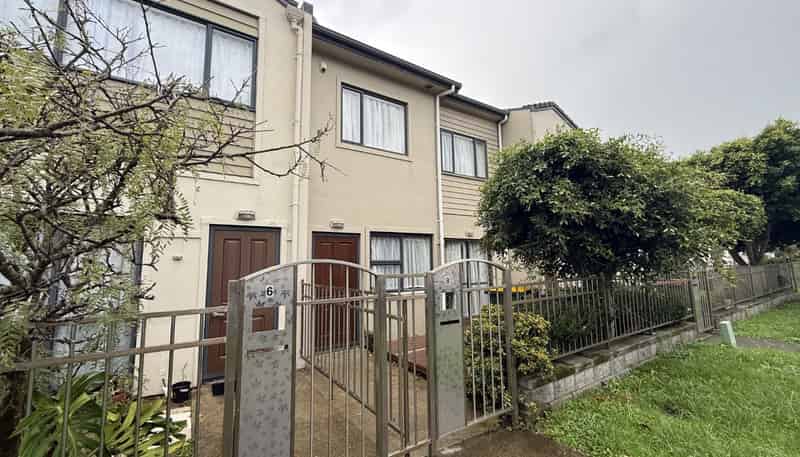 8 Triumph Road, Flat Bush