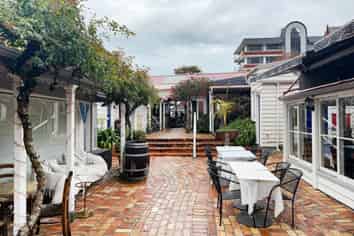 CHARACTER SPACE WITH COURTYARD
