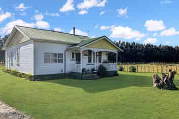 127 College Road, Hexton