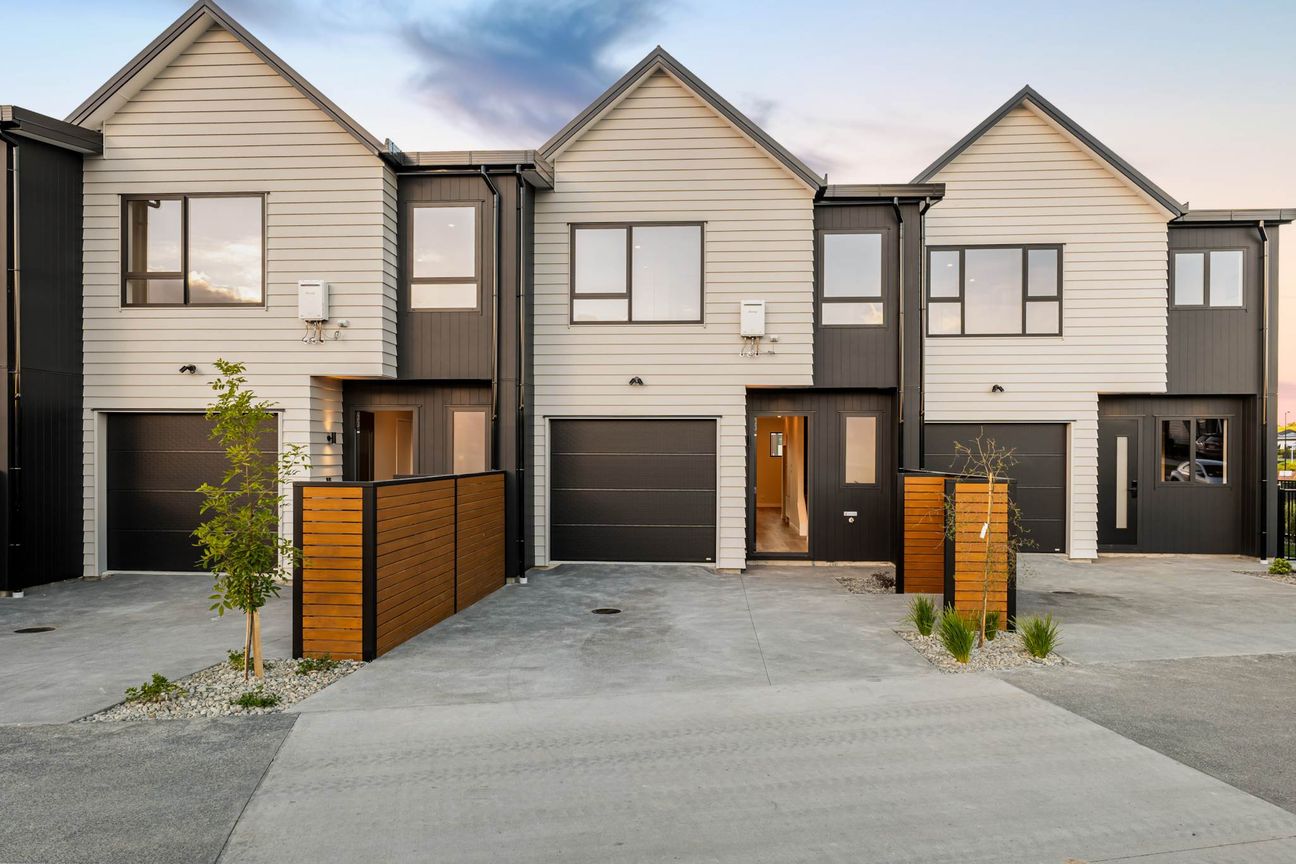 Opportunity Alert – Stylish Townhouse! - Vista 3