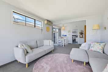 2/37 Middle Road, Havelock North