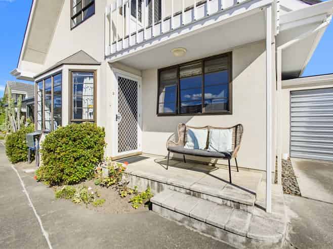2/37 Middle Road, Havelock North