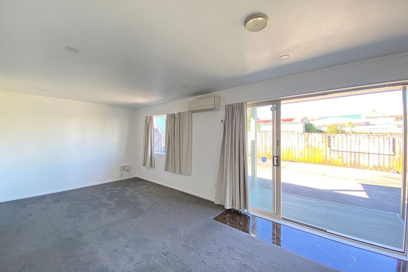 Ready To Move 3-Bedroom Home with Large Backyard - Ansicht 2