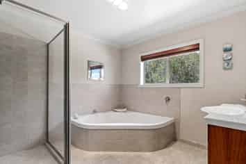 240  Three Oaks Drive, Dairy Flat