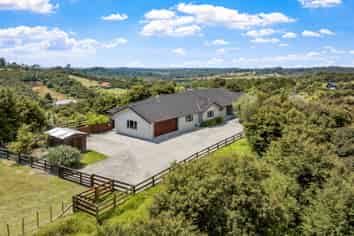 240  Three Oaks Drive, Dairy Flat