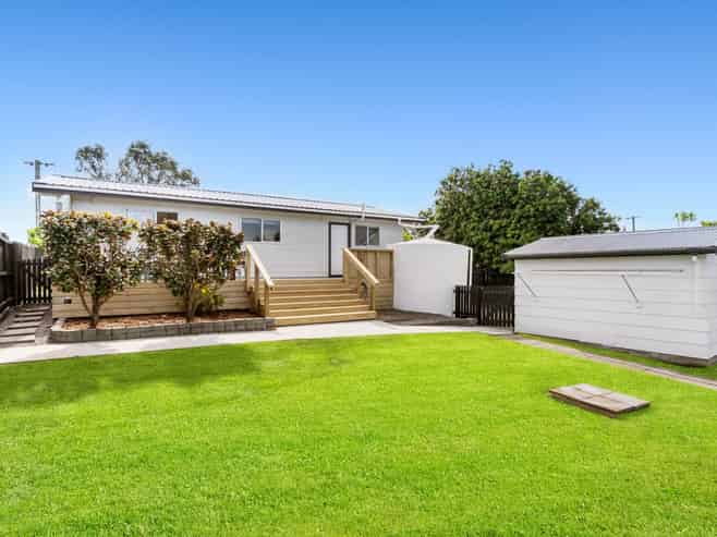 1373 Whangaparaoa Road, Army Bay