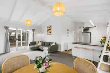 1373 Whangaparaoa Road, Army Bay