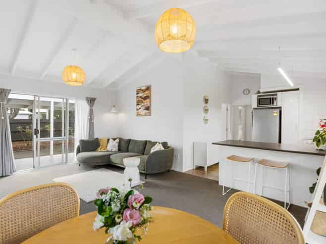 1373 Whangaparaoa Road, Army Bay