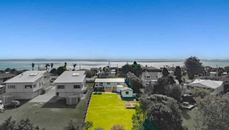 1373 Whangaparaoa Road, Army Bay