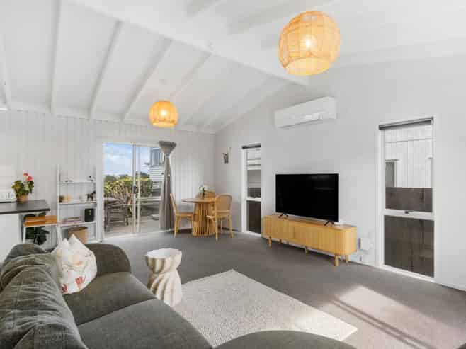 1373 Whangaparaoa Road, Army Bay