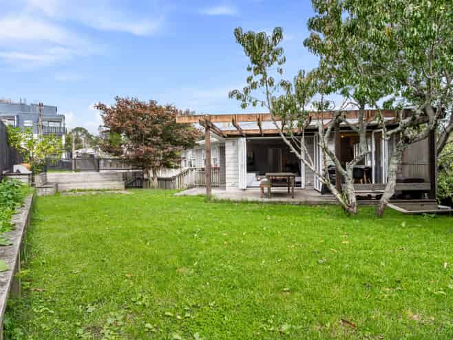 10 Awaroa Road, SUNNYVALE