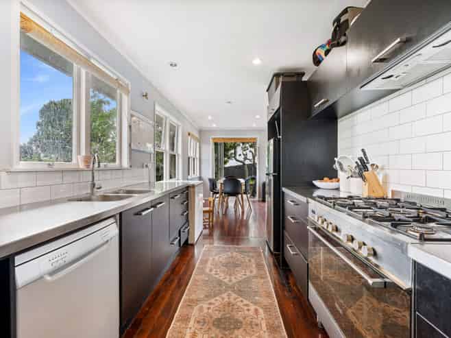 10 Awaroa Road, SUNNYVALE