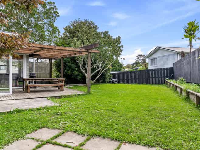 10 Awaroa Road, SUNNYVALE