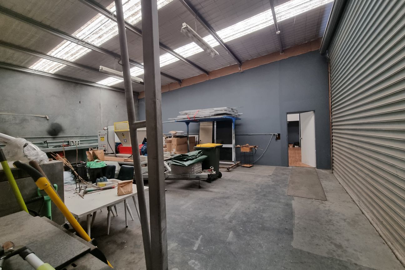 Rent includes outgoings and is negotiable - Vaade 5