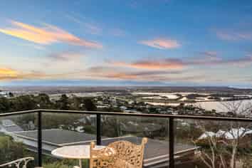 1/164 Soleares Avenue, Mount Pleasant