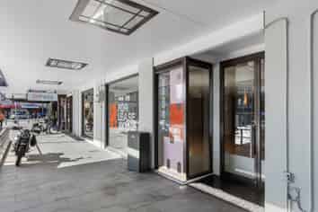 TOP RETAIL ON BERESFORD SQUARE
