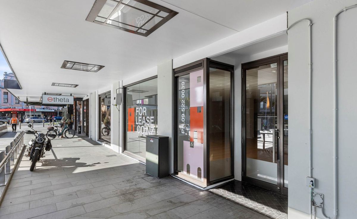 TOP RETAIL ON BERESFORD SQUARE - Поглед 2