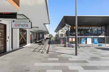 TOP RETAIL ON BERESFORD SQUARE
