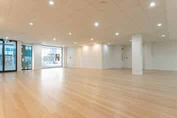 TOP RETAIL ON BERESFORD SQUARE
